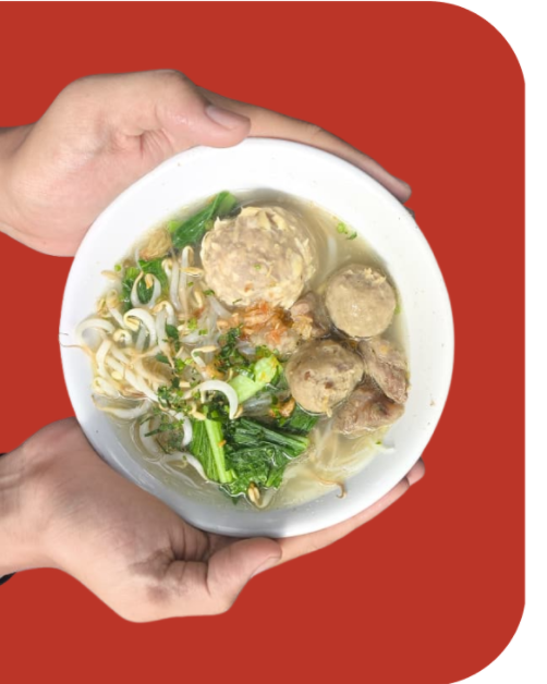 Sepasang tangan memegang semangkuk bakso Baso Laswi
